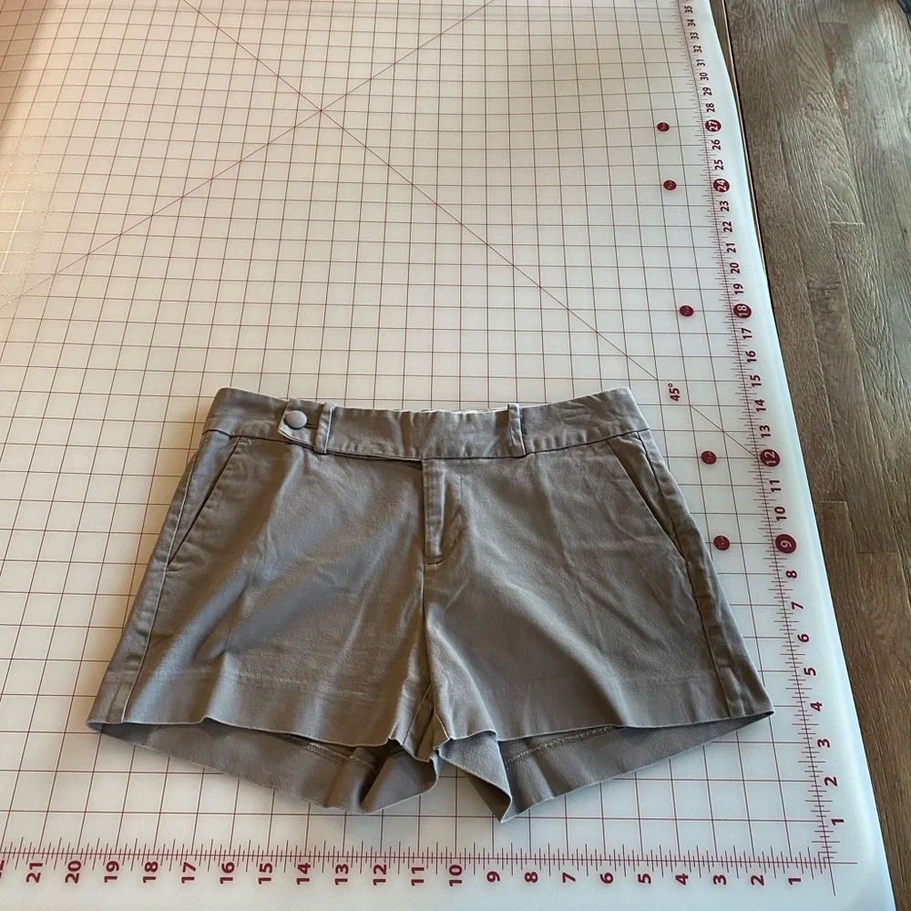 Banana Republic tan beige size 2 petite 2p bermuda casual summer shorts